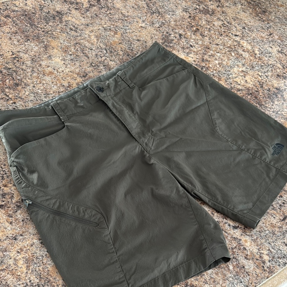 MENS 36 waist North Face Shorts in Olive Green excellent condition